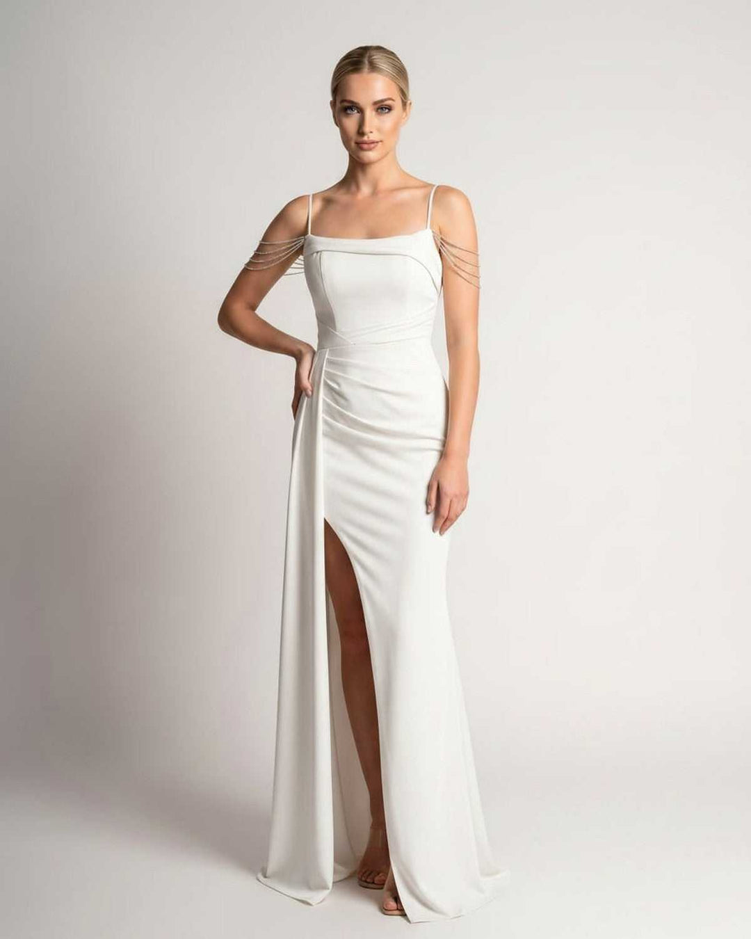 Elegante vestido de noche largo, diseño con tirantes finos para mujer.