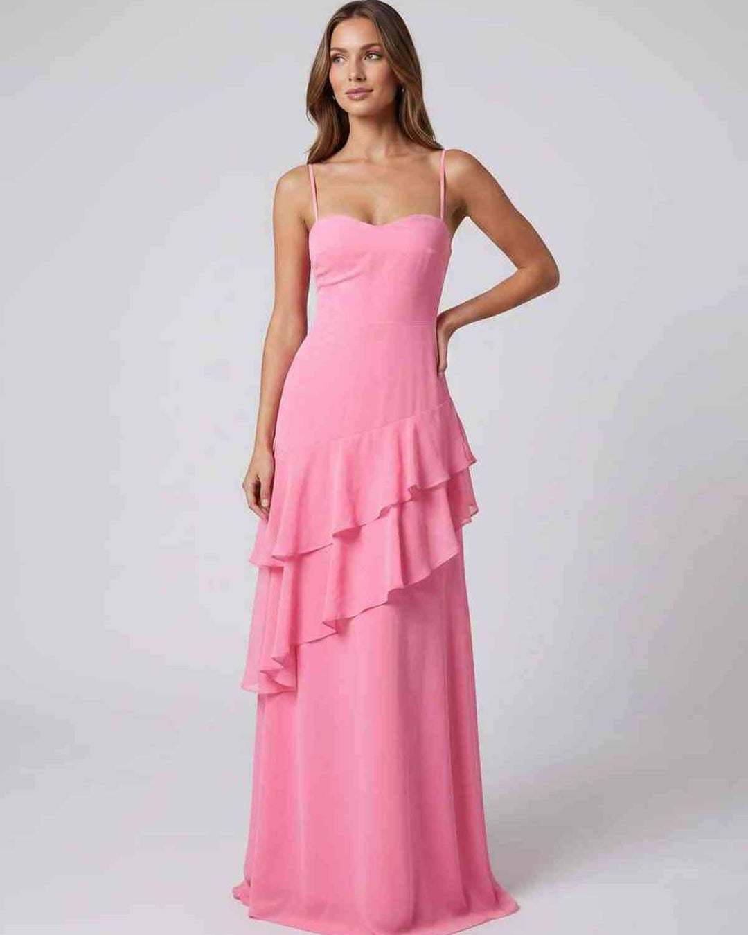 Vestido maxi elegante de noche con volantes, escote V y espalda descubierta. Perfecto para una ocasión glamurosa.