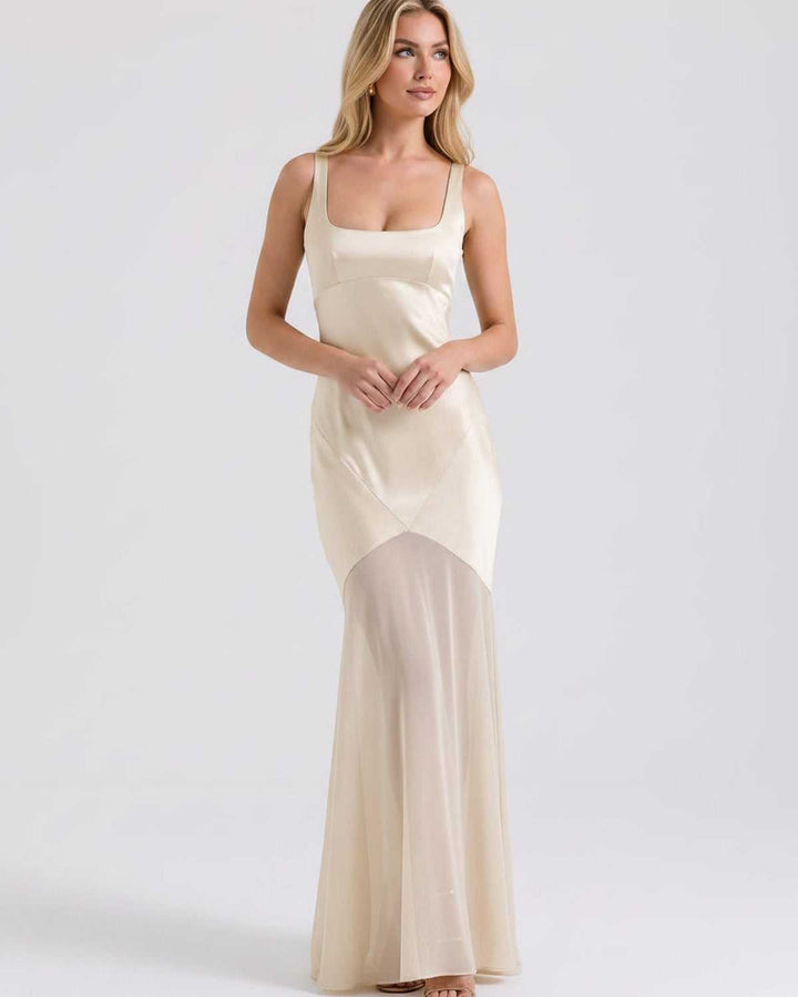 Elegante vestido maxi sin mangas, ideal para cóctel o cena formal, estilo refinado y cómodo.