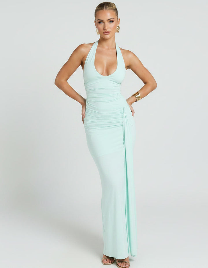 Look elegante con vestido maxi sin mangas, ideal para fiestas y eventos de verano.