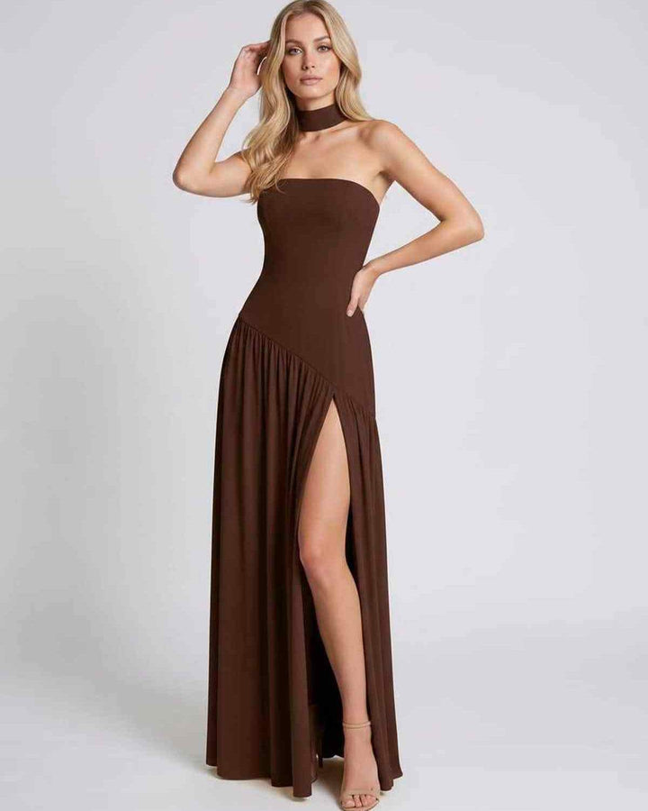 Vestido de mujer sin tirantes, abertura alta. Estilo maxi elegante para fiestas, bodas y eventos especiales.