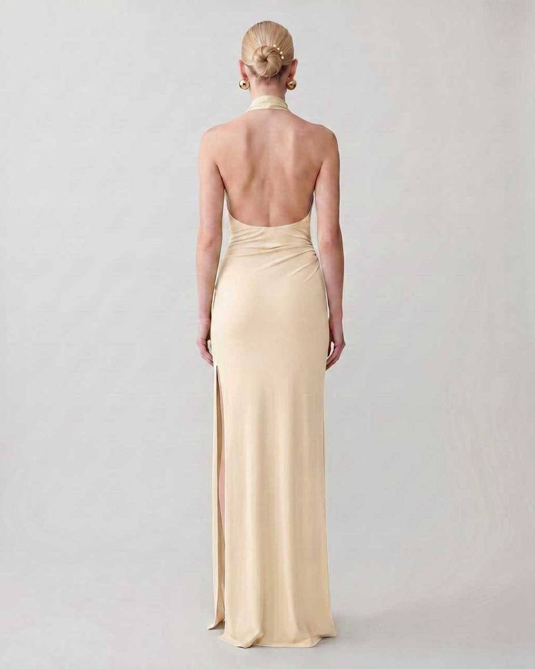 Vestido elegante y sofisticado para mujer, cuello halter, silueta columna atemporal.