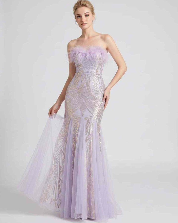 Vestido maxi elegante con lentejuelas y plumas, sin mangas. Ideal para celebraciones.
