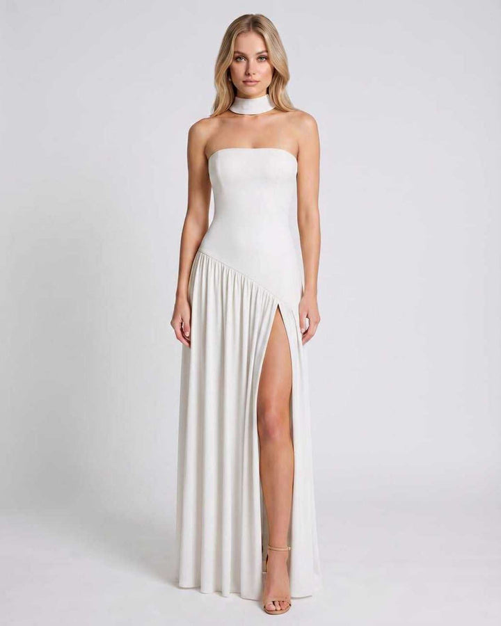 Elegante vestido maxi formal sin tirantes. Diseño asimétrico, ideal para invitada de boda y cócteles de verano.