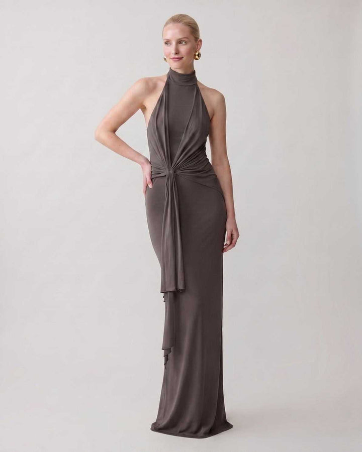 Vestido de noche femenino, cuello halter, silueta columna, diseño sofisticado.