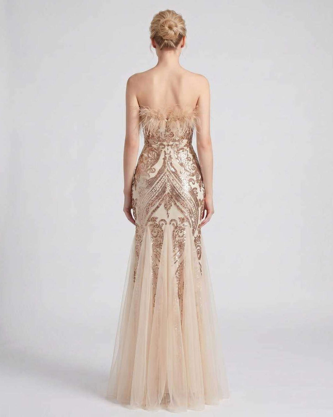 Vestido de noche sirena con lentejuelas, plumas y escote off-shoulder. Muy chic.