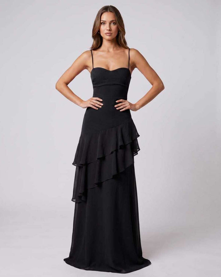 Vestido maxi de noche con volantes, escote V y silueta ajustada. Ideal para fiestas de verano y eventos chic.