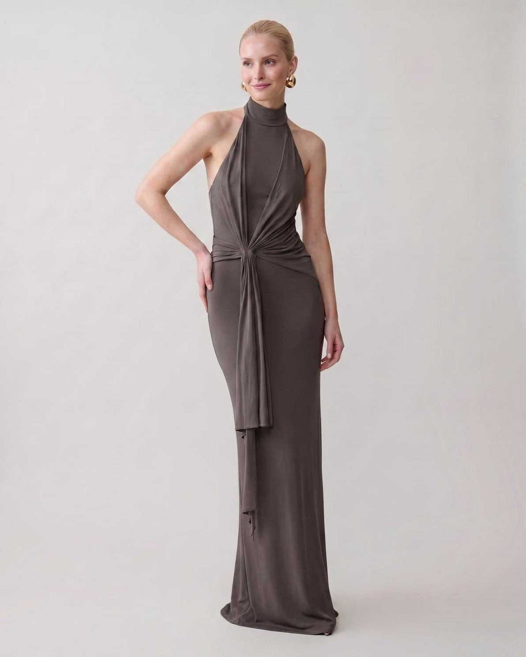 Vestido maxi con cuello halter para mujer, ideal para fiesta o evento especial de noche.