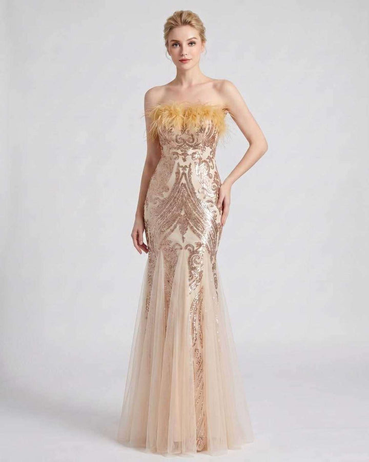 Vestido de gala con lentejuelas y plumas, hombros descubiertos. Estilo y sofisticación.