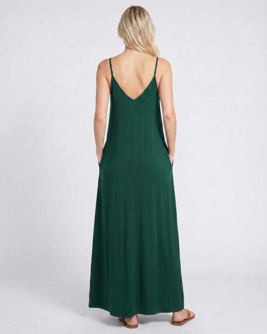 Maxi vestido sin mangas con escote V y bolsillos, perfecto para un look de verano.