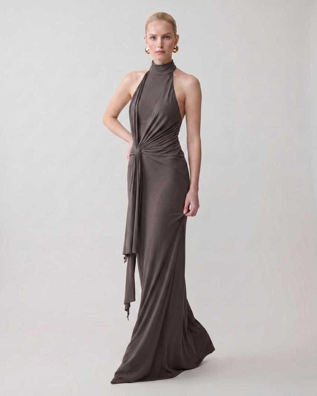 Vestido mujer elegante cuello halter y silueta estilizada, perfecto para fiesta y gala.