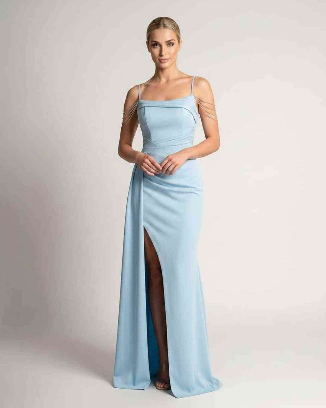 Vestido formal de fiesta con silueta sirena, tirantes finos, sofisticado.