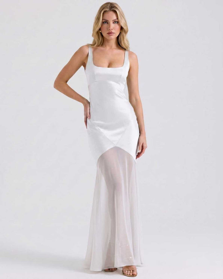 Vestido maxi con movimiento, cuello cuadrado, ideal para bailar en fiestas y disfrutar de eventos nocturnos.