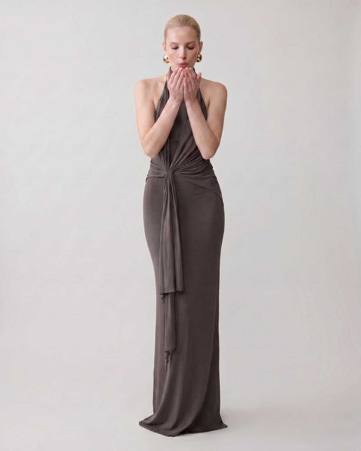 Vestido formal maxi para invitada de boda, cuello halter, corte impecable y moderno.