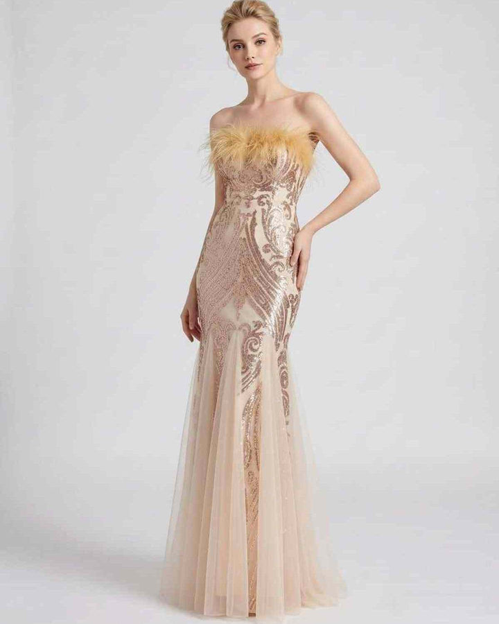 Vestido de invitada formal, lentejuelas y plumas, silueta sirena. Una elección top.