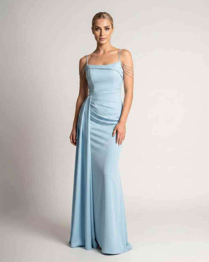 Maxi vestido para eventos especiales, diseño elegante y moderno.