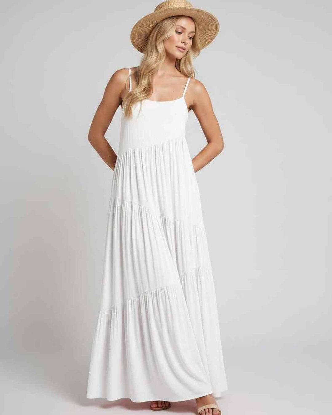 Vestido de playa fluido para mujer, un must del verano.