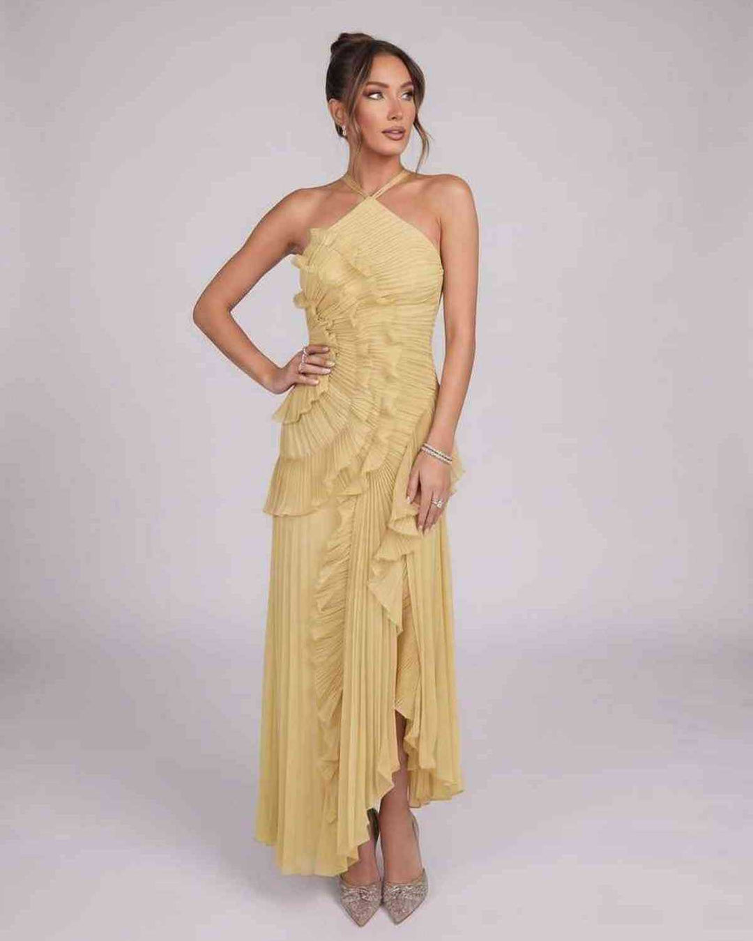 Vestido largo asimétrico que realza el movimiento para mujer, ideal para eventos elegantes.