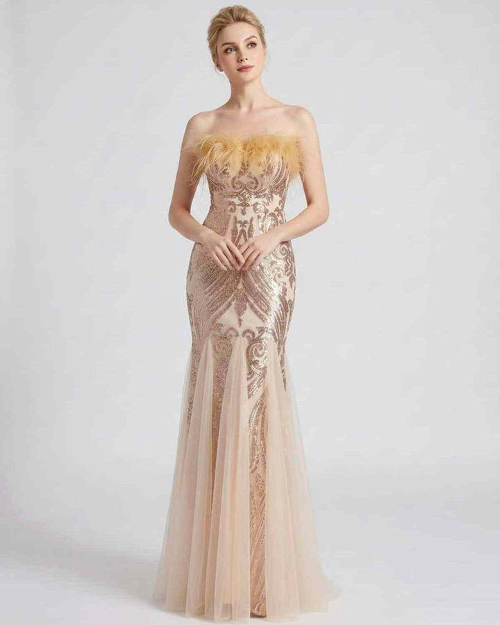 Vestido de gala con lentejuelas, plumas y corte sirena. Sensual y sofisticado.