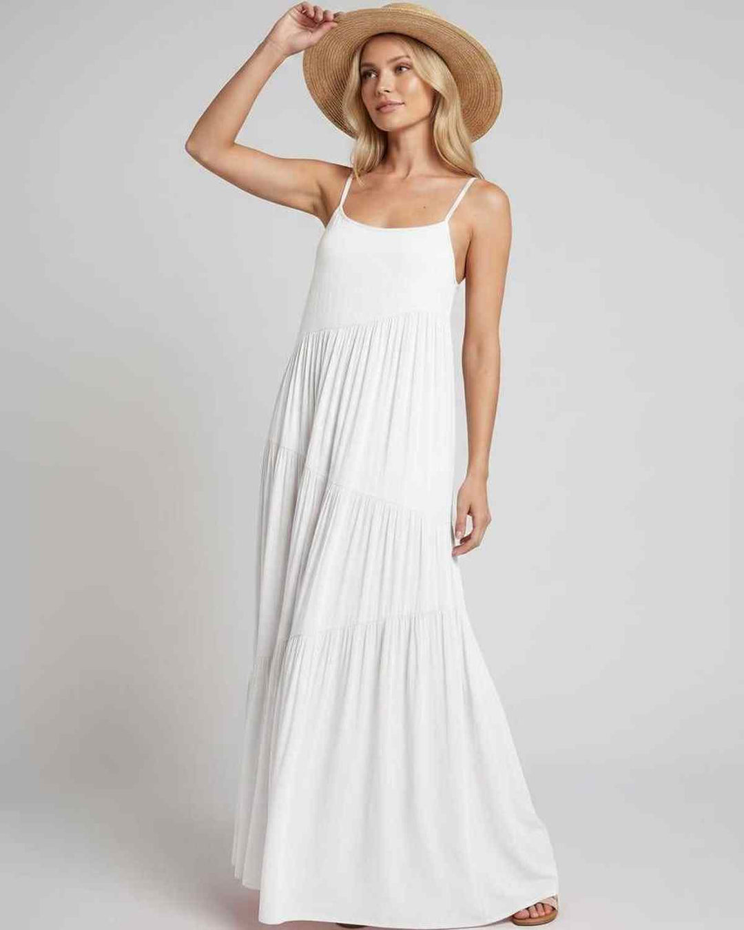 Vestido de resort fluido y elegante para cenas especiales.