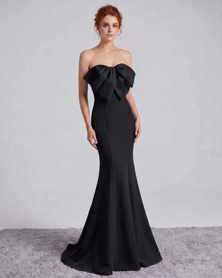 Vestido maxi para invitada de boda, silueta sirena, diseño elegante y formal.