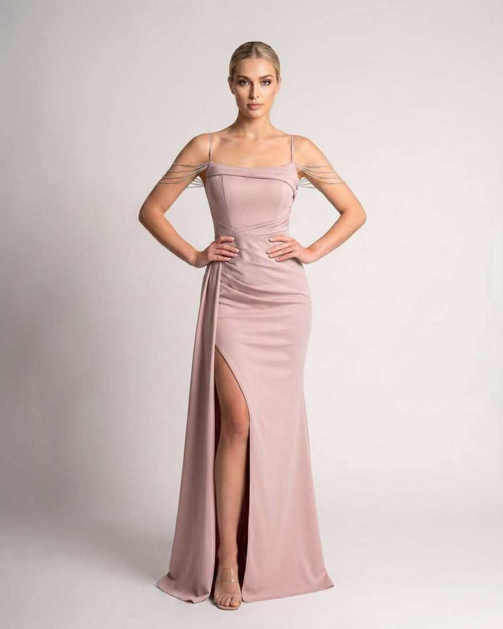 Elegante vestido maxi para bodas, estilo sofisticado y deslumbrante.