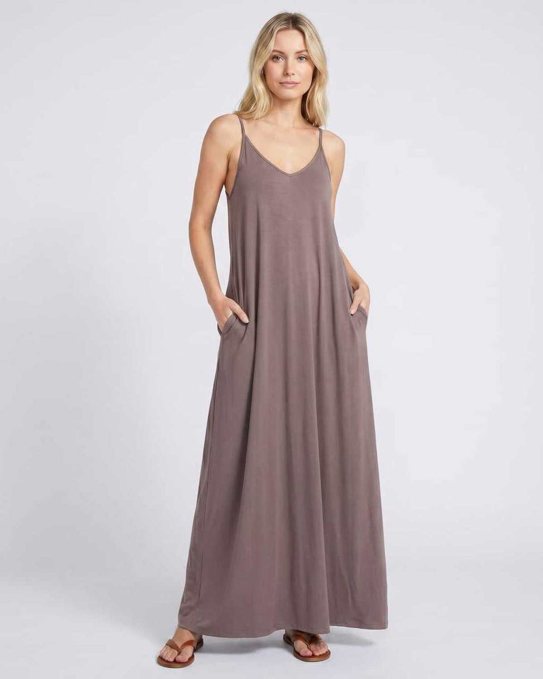 Vestido largo fluido de verano, con escote V y bolsillos, ideal para pasear.