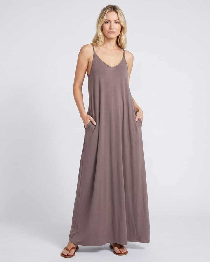 Vestido largo fluido de verano, con escote V y bolsillos, ideal para pasear.