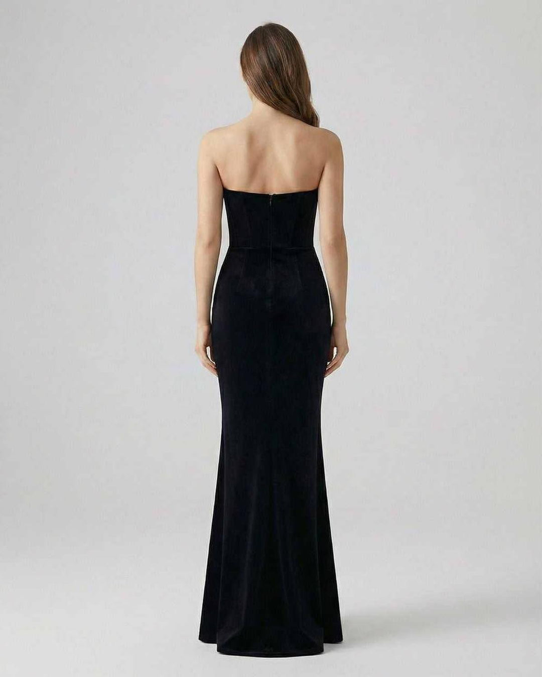 Vestido de noche blanco sin tirantes con silueta trompeta, ideal para mujer en eventos especiales y fiestas formales.