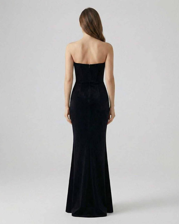 Vestido de noche blanco sin tirantes con silueta trompeta, ideal para mujer en eventos especiales y fiestas formales.