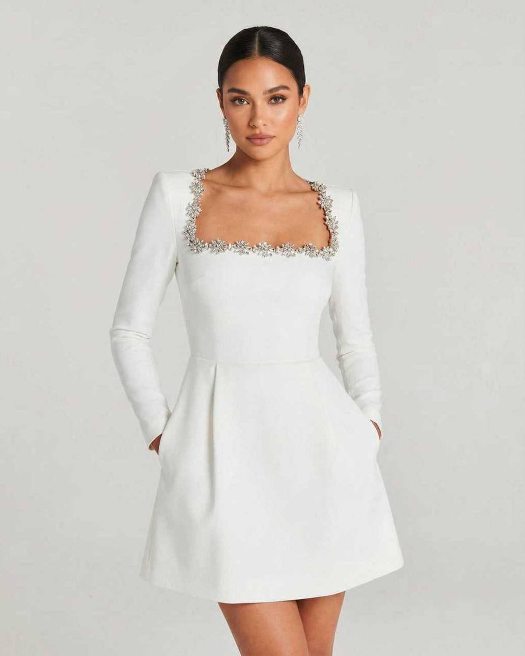 Vestido mini blanco de mujer con cuello cuadrado y corte A-line. Diseño atemporal y elegante para moda femenina.