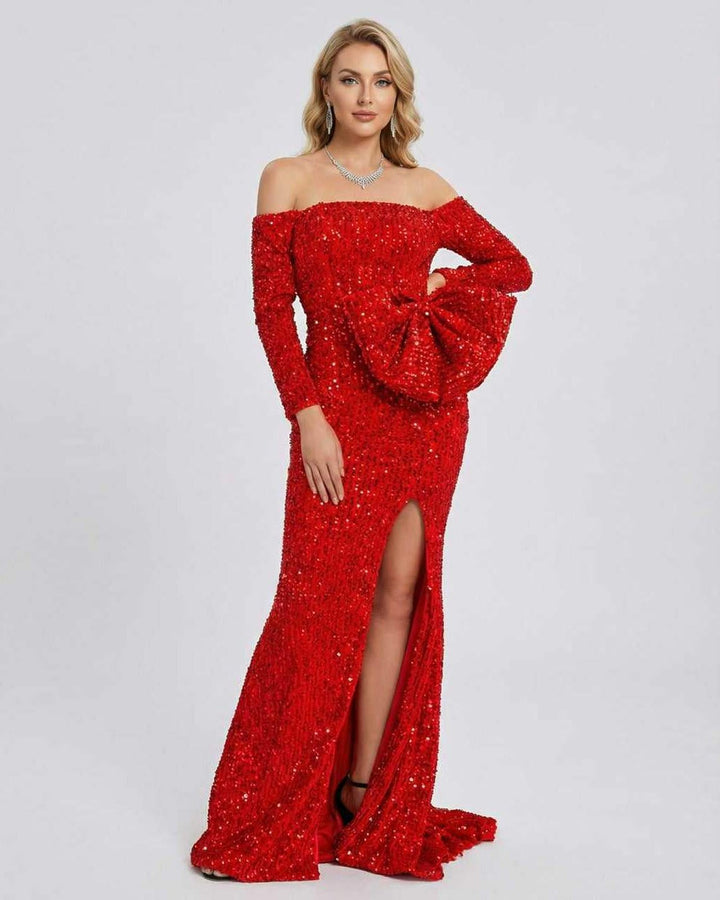 Mujer luciendo vestido maxi formal y elegante, perfecto para fiesta o evento de gala.