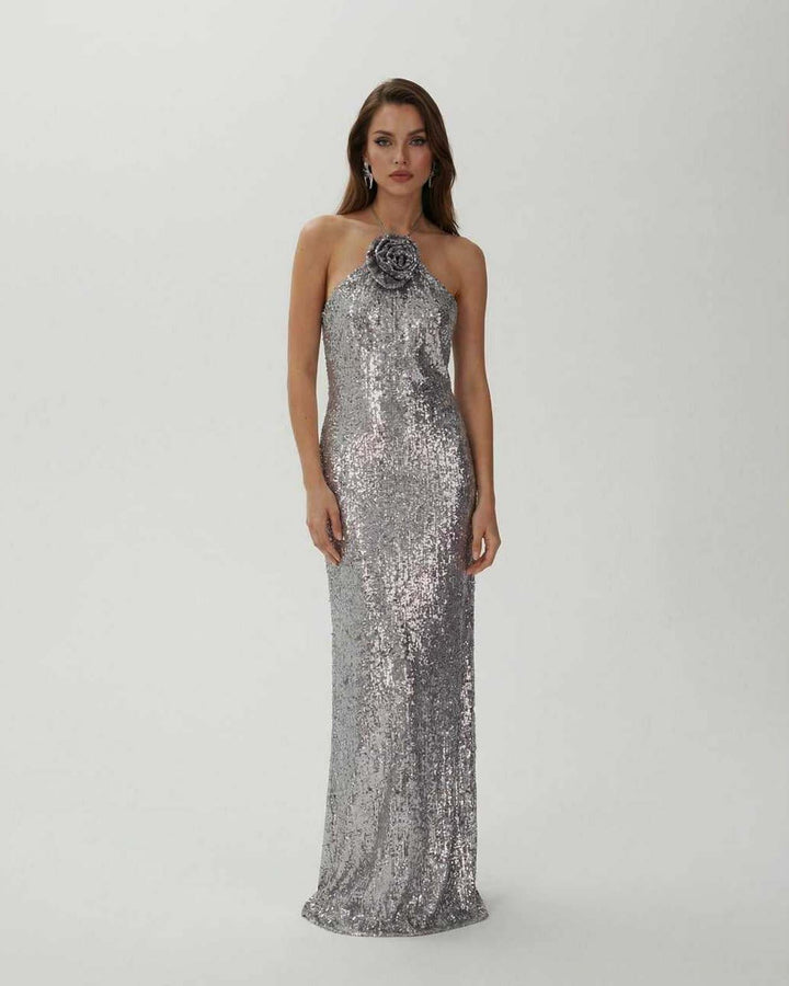 Vestido maxi de lentejuelas plateadas con cuello halter para mujer. Perfecto para eventos formales y noches de gala.