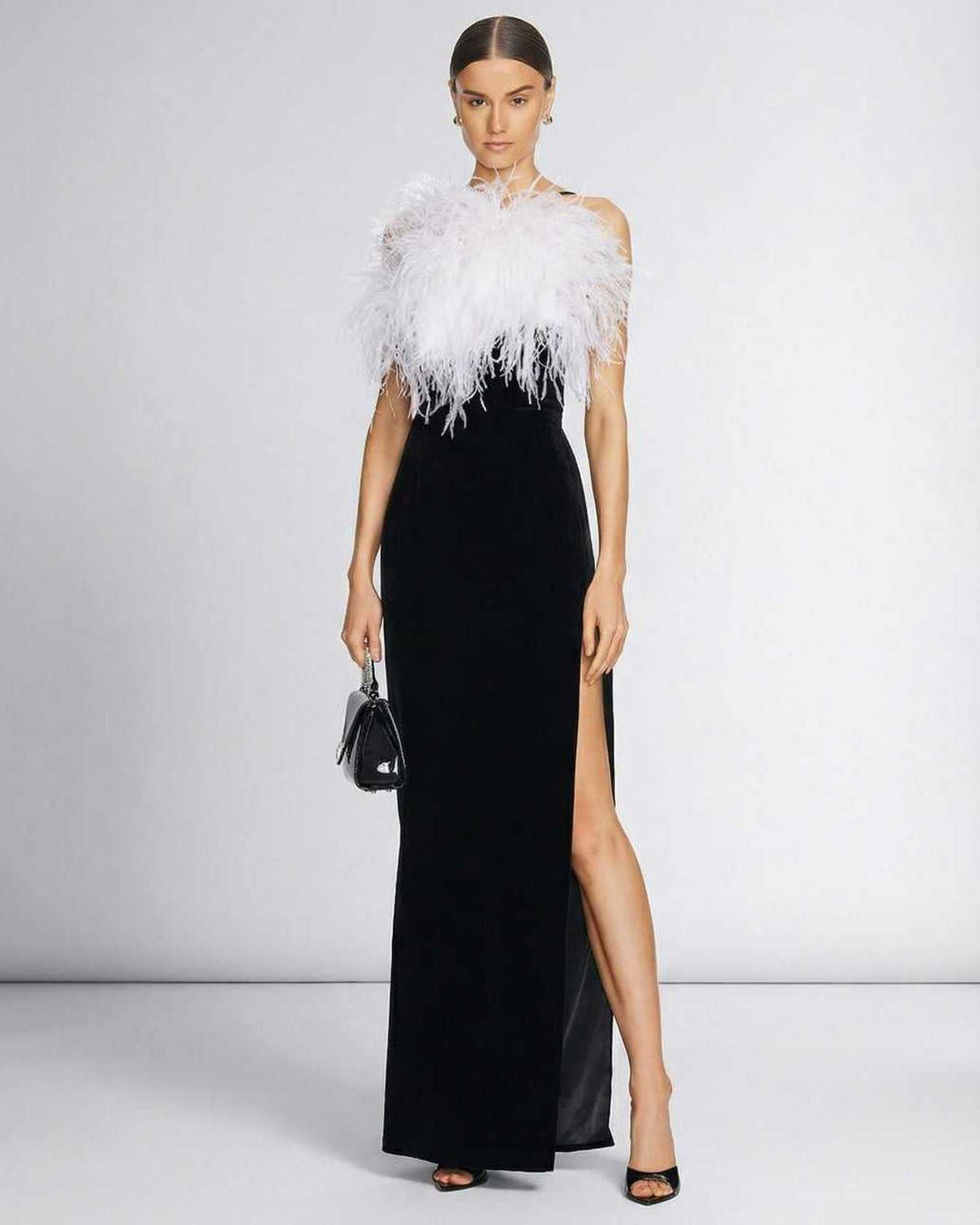 Vestido maxi celeste para mujer con escote halter y detalle de plumas, ideal para noche formal o fiesta.