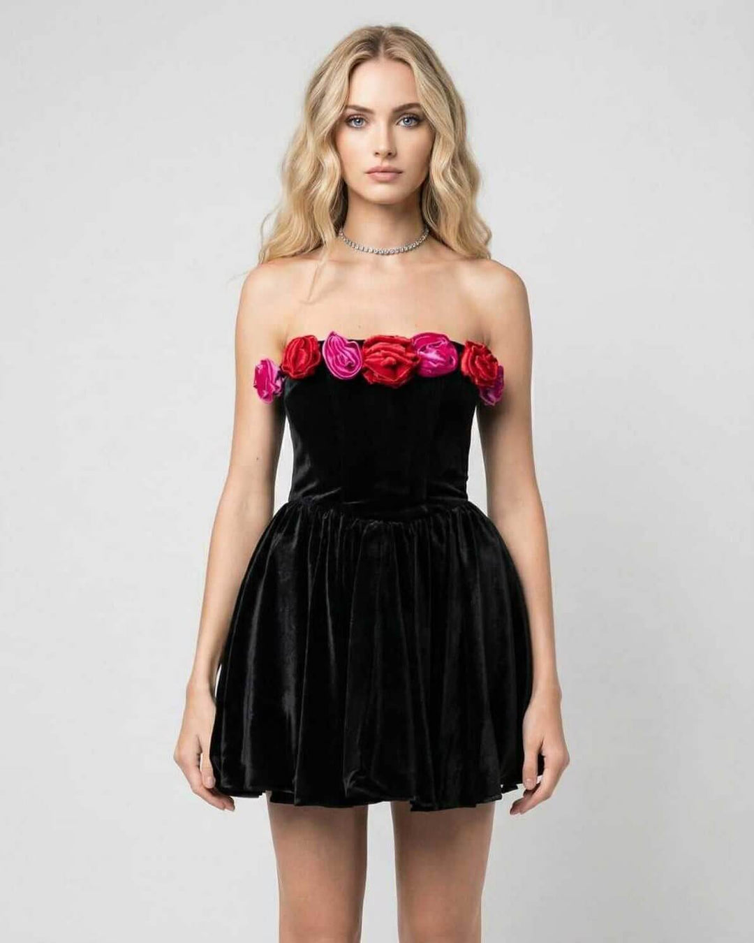 Vestido de noche mini floral sin tirantes para mujeres, ideal para fiestas y cócteles.