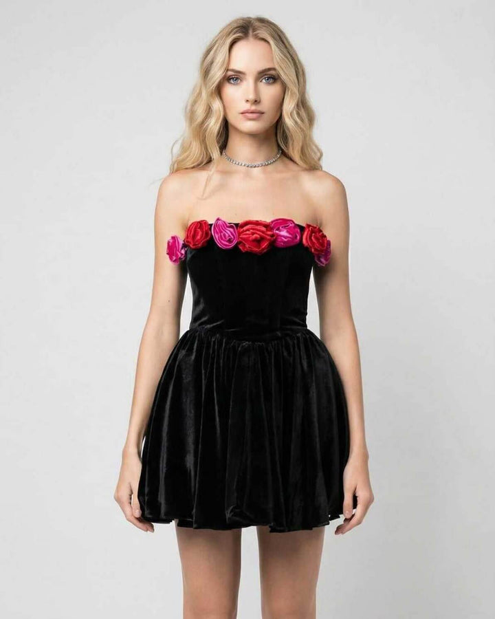 Vestido de noche mini floral sin tirantes para mujeres, ideal para fiestas y cócteles.