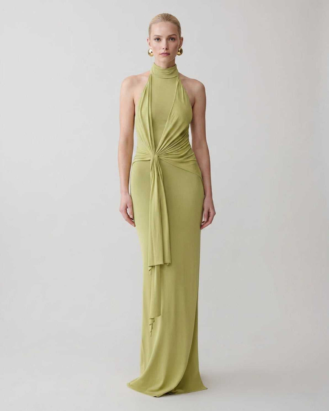 Vestido maxi elegante para mujer, cuello halter y silueta estilizada, ideal fiesta.