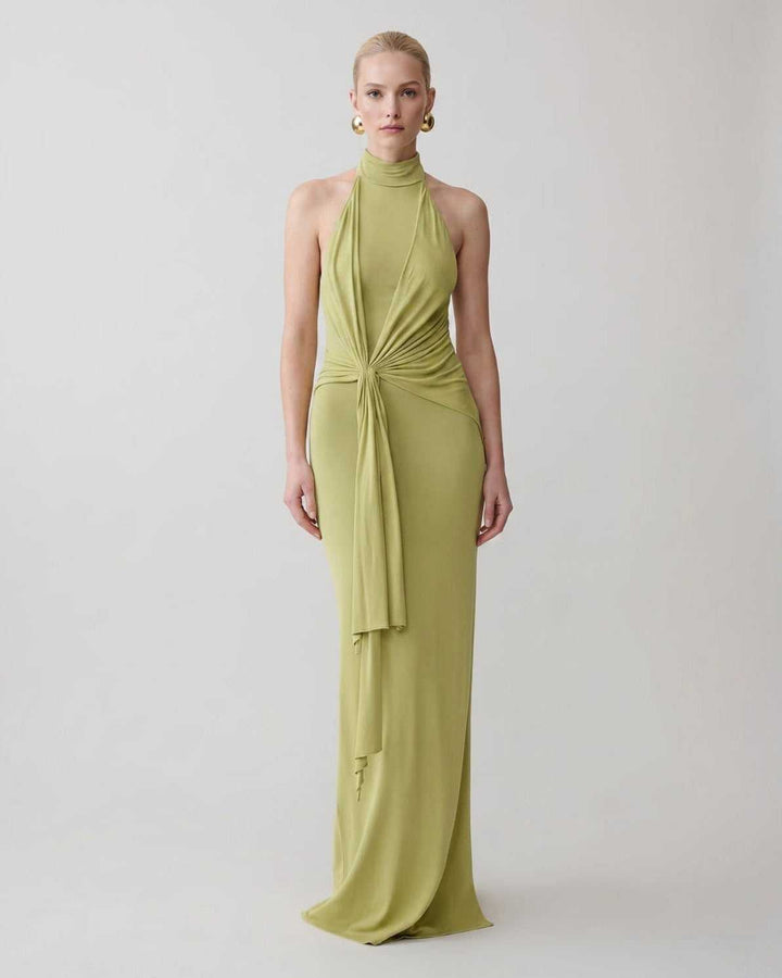 Vestido maxi elegante para mujer, cuello halter y silueta estilizada, ideal fiesta.