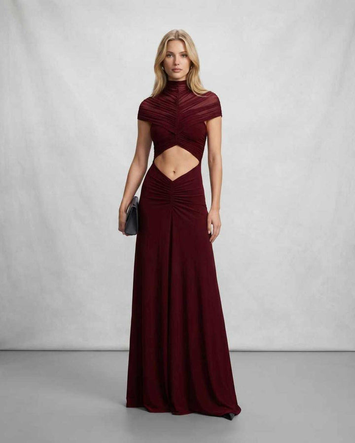 Vestido maxi elegante para mujer con cuello alto y corte en la cintura, ideal para fiesta o noche.
