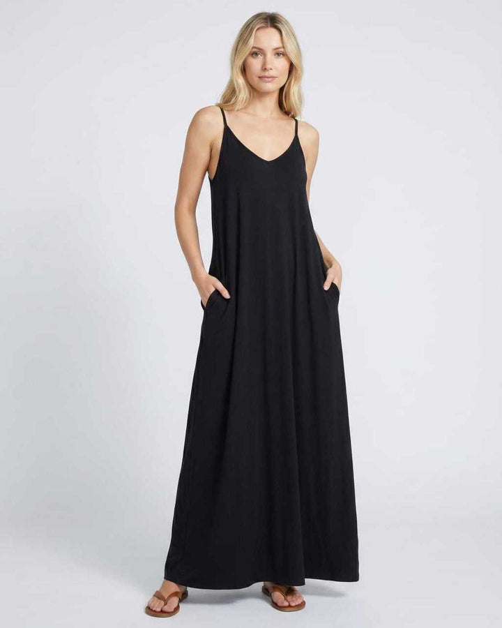 Vestido maxi de mujer con escote en V y bolsillos, perfecto para verano casual.