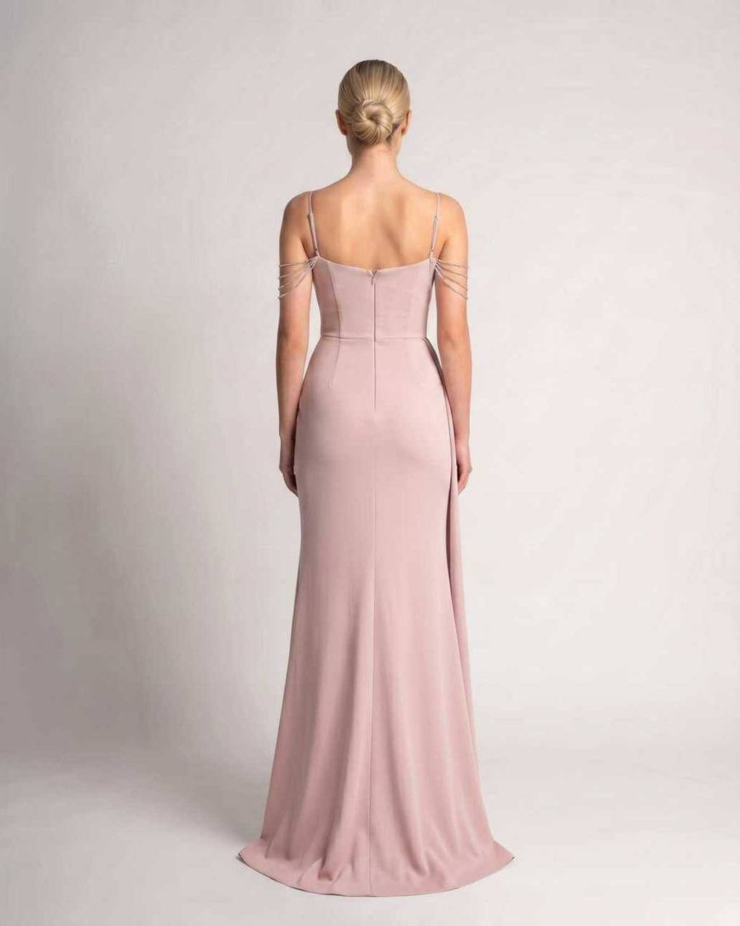 Vestido de noche con tirantes finos, perfecto para eventos formales.