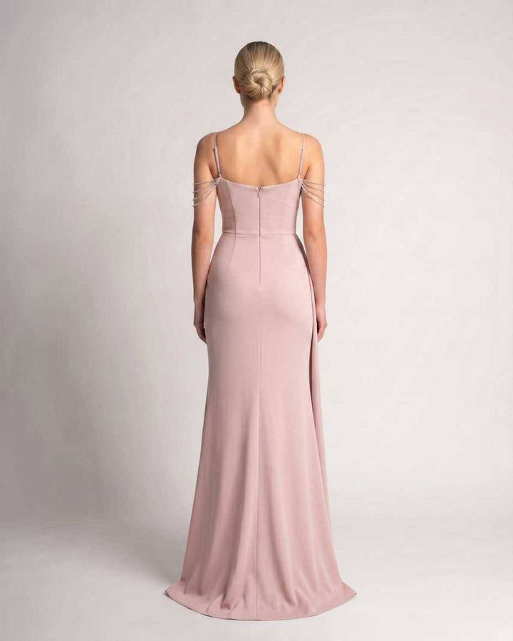 Vestido de noche con tirantes finos, perfecto para eventos formales.