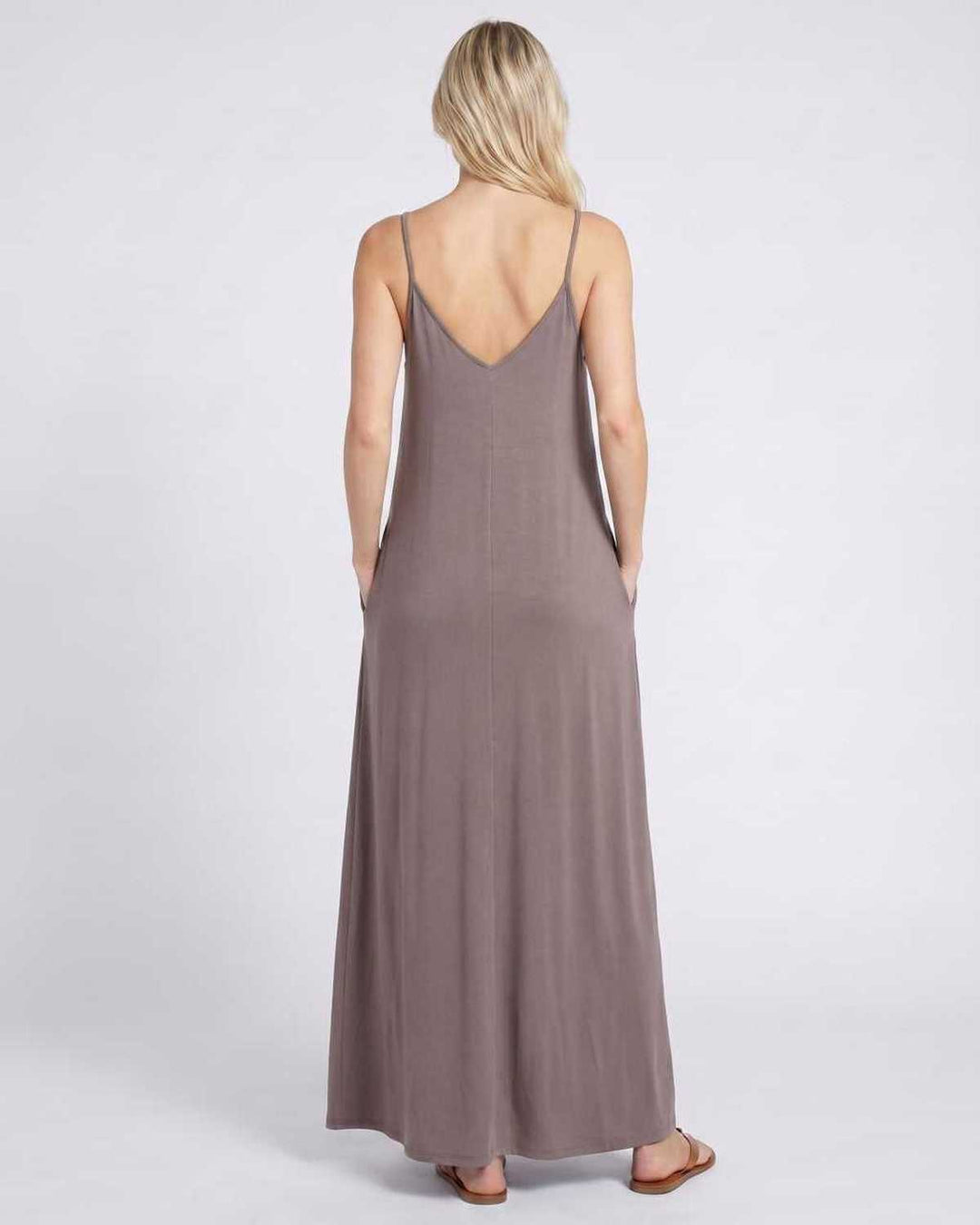 Maxi vestido femenino con escote en V, bolsillos, ideal para un verano relajado.