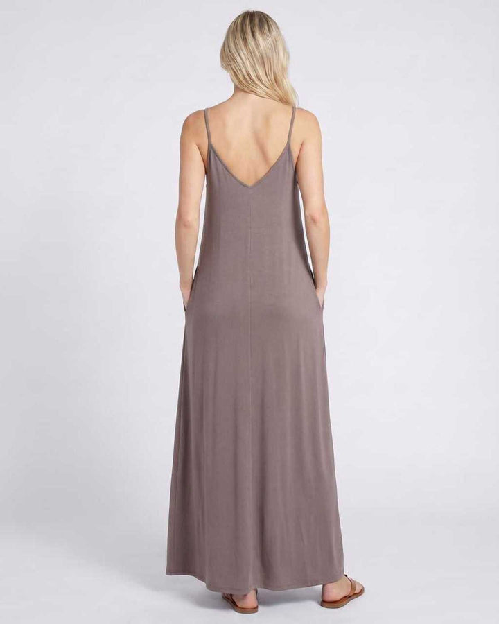 Maxi vestido femenino con escote en V, bolsillos, ideal para un verano relajado.