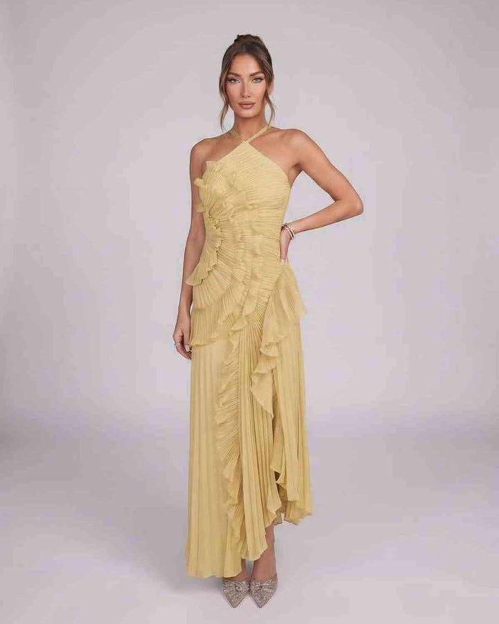 Vestido para ocasiones especiales, maxi asimétrico con cuello halter, estilo fluido sin mangas.