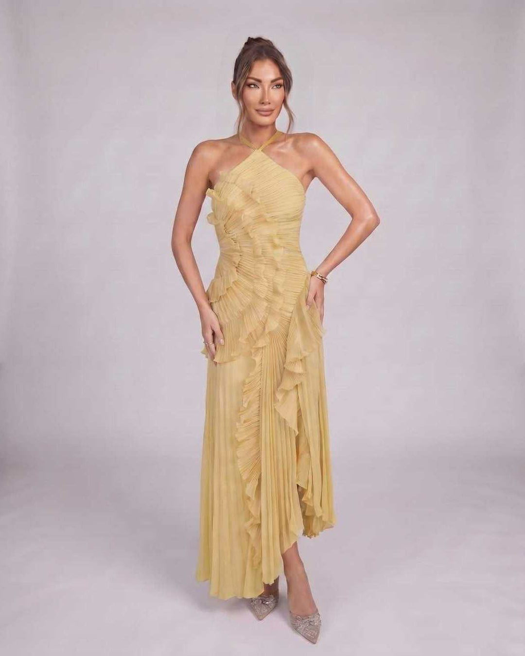 Vestido maxi asimétrico y fluido para mujer, cuello halter, perfecto para eventos elegantes.