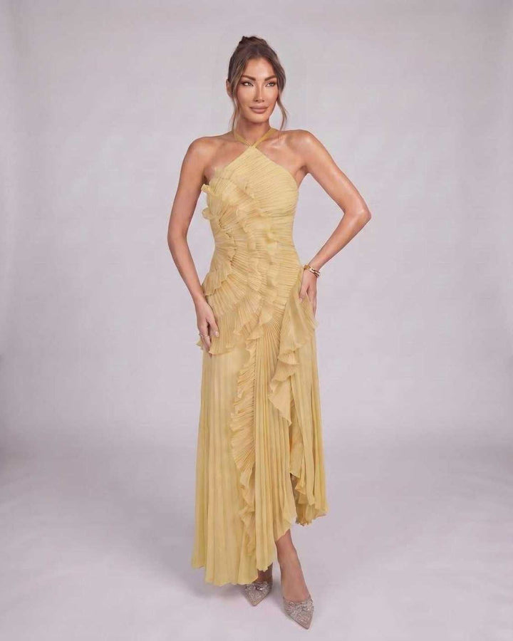Vestido maxi asimétrico y fluido para mujer, cuello halter, perfecto para eventos elegantes.