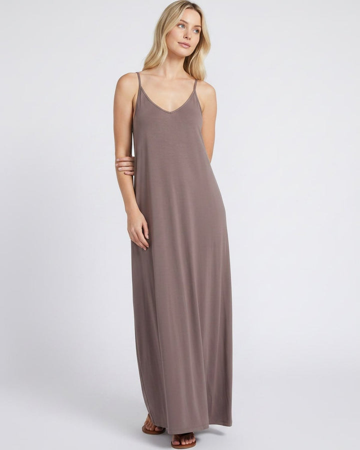 Atuendo casual de verano: vestido maxi con escote en V y bolsillos para mujer.