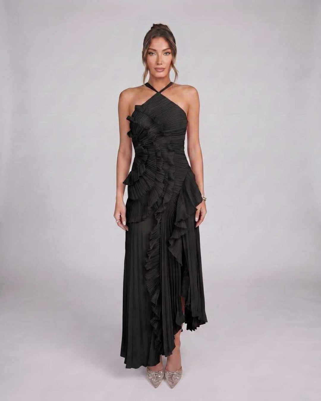 Vestido largo de mujer, asimétrico, cuello halter, estilo fluido, sin mangas, muy elegante.