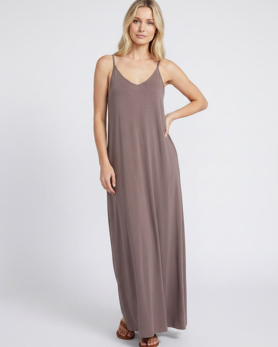 Vestido elegante con escote V y bolsillos, largo y sin mangas, ideal para el verano.